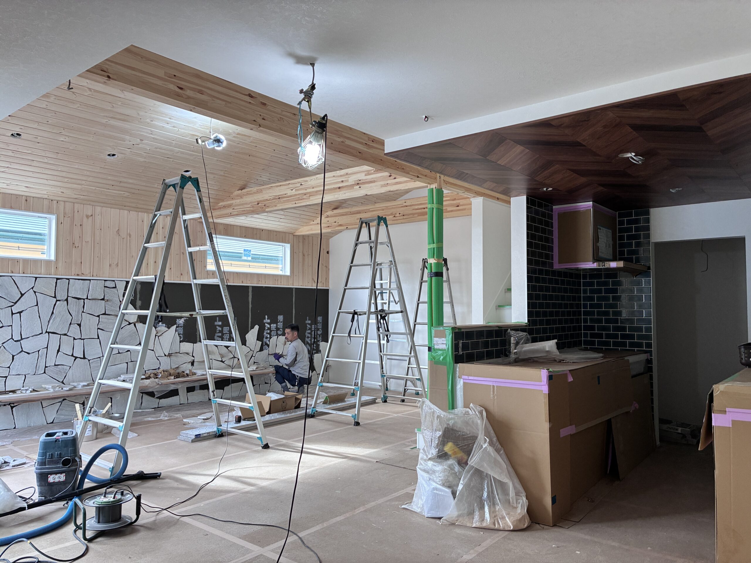 仕上げ工事も順調に進行中！