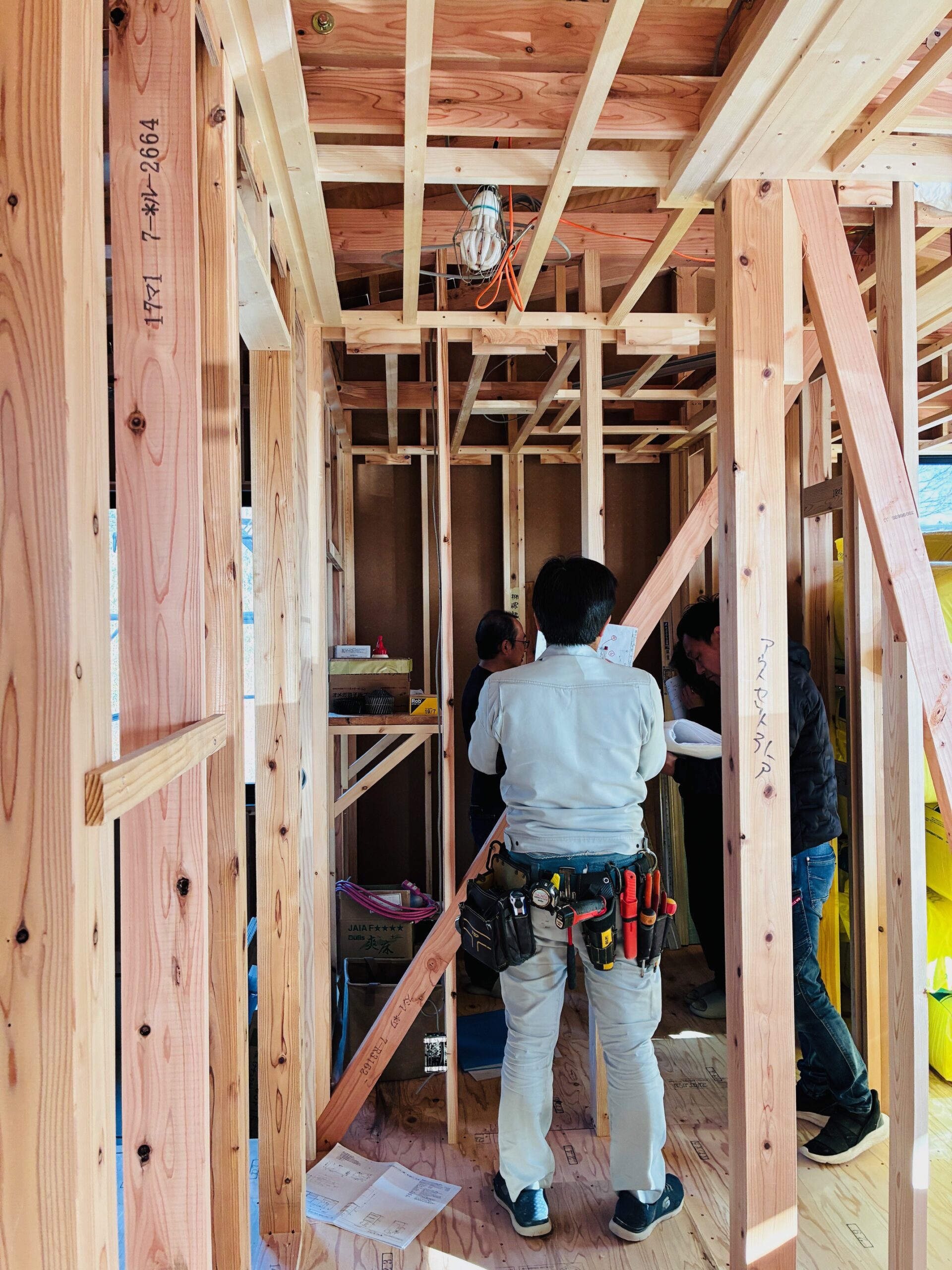 海の近くで　電気配線の現場打合せ！！