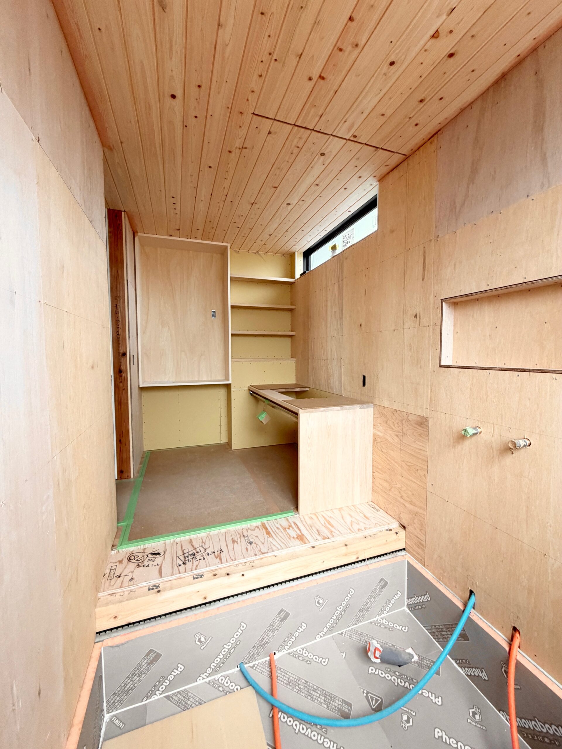 海の近くで　造作のお風呂と洗面台の施工中！！