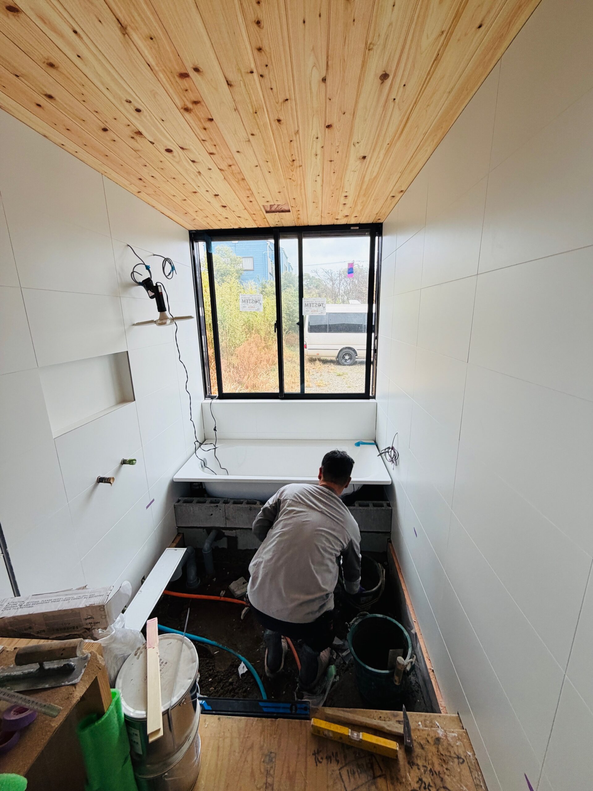 造作風呂の浴槽施工中！！内装は塗り壁仕上げへ